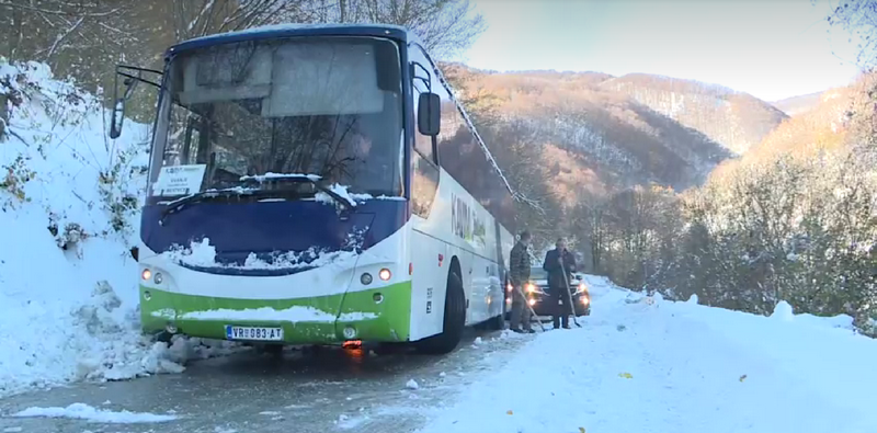 Autobus sa putnicima proklizao i preprečio put, vozilo nakupilo sneg i vlagu