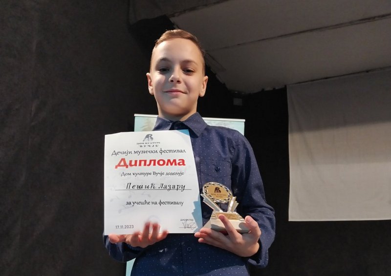 Desetogodišnji Lazar Pešić iz Leskovca apsolutni pobednik Dečijeg muzičkog festivala u Vučju