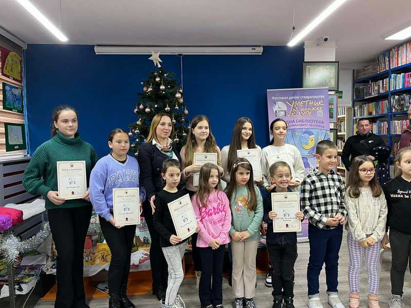 Na Dečjem odeljenju leskovačke biblioteke izloženi najlepši radovi sa Festivala „Umetnik iz školske klupe“ i uručene nagrade