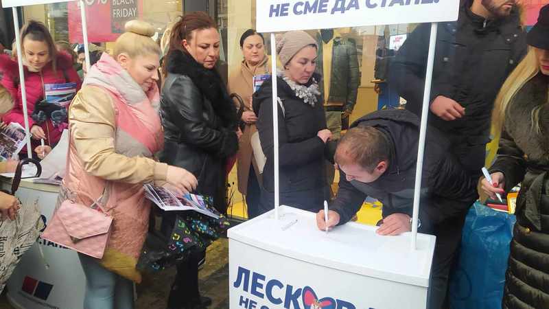 NEZAPAMĆENO: Prosvetni radnici u centru Leskovca potpisivali podršku Cvetanoviću i Vučiću (foto)