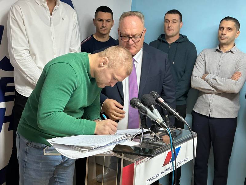 Posle zaposlenih u zdravstvu, i sportisti pred novinarima potpisali podršku SNS u Leskovcu, sutra prosvetari, pa privrednici
