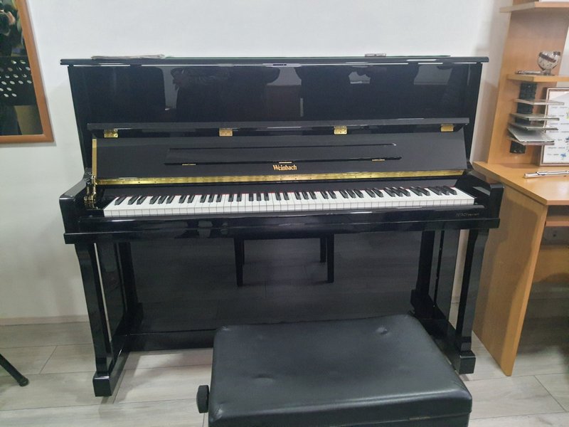 Muzička škola dobila još jedan pianino od grada Leskovca, vredan 888 hiljada dinara
