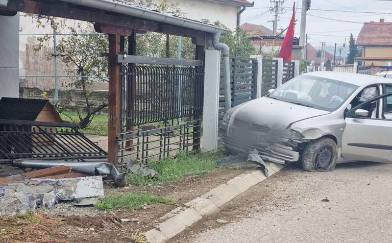 Mladić iz Leskovca izgubio kontrolu nad vozilom, zakucao se u zid i srušio ga