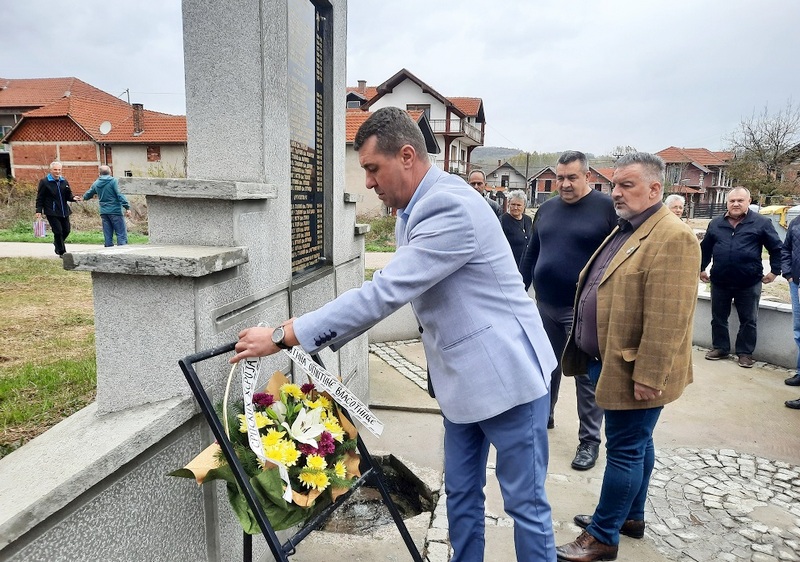 DAN PRIMIRJA U Vlasotincu položeni venci i cveće kraj spomenika palim borcima za slobodu i ujedinjenje 1809-1918.