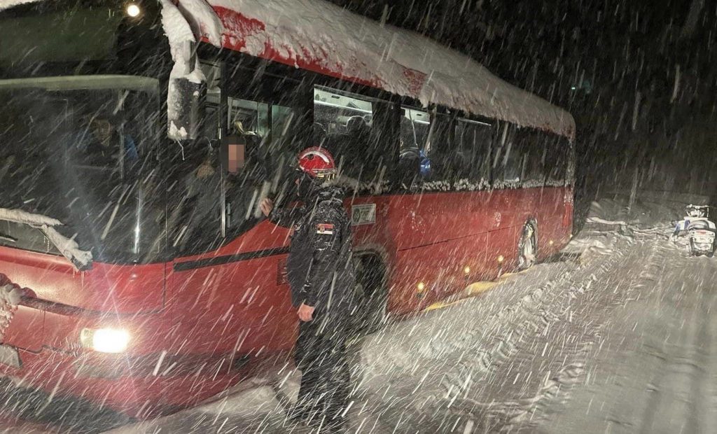 Vatrogasci devet sati izvlačili putnike iz zavejanog i zaglavljenog autobusa