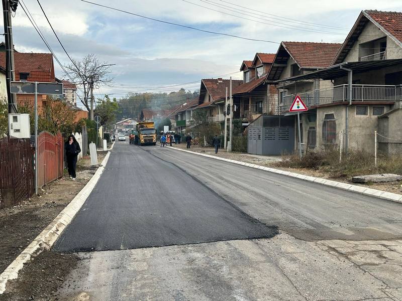 Završeno asfaltiranje ulice Milutina Smiljkovića u Donjem Stopanju, u Prvomajskoj se radovi privode kraju