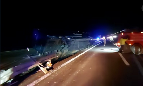 Autobus sleteo sa auto-puta, petoro povređenih, devojka u životnoj opasnosti (video)