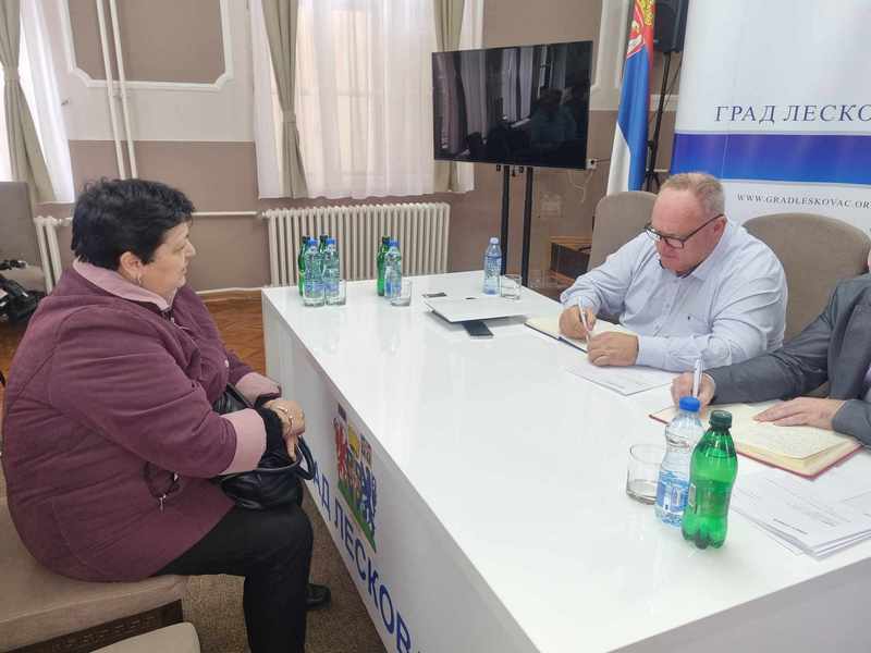 Problemi sa advokatima, rampa za invalide, posao za jednog od dva sina, samo su deo problema iznetih na Danu otvorenih vrata u Leskovcu