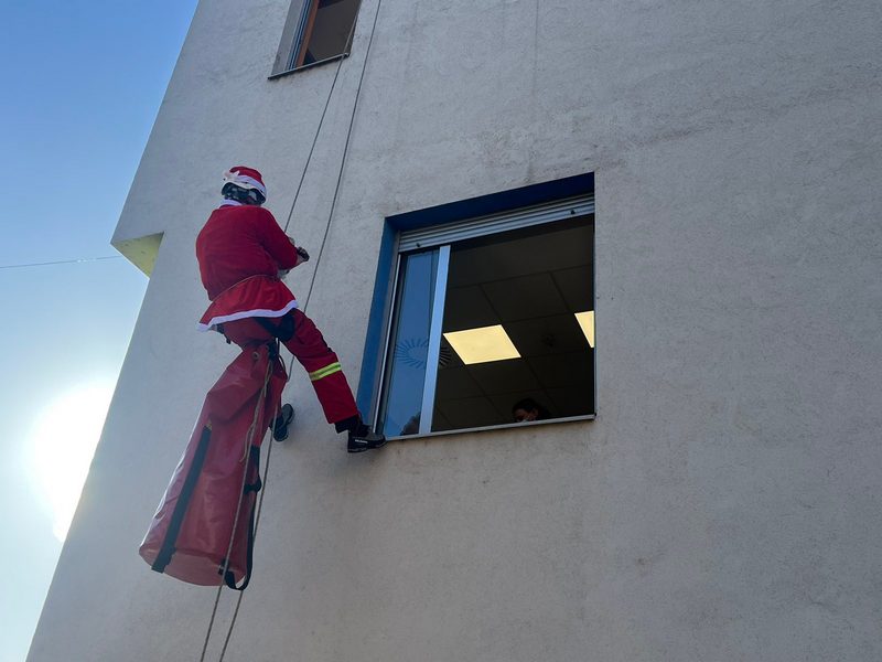 Deda Mraz se spustio sa krova i obradovao mališane u Dečijoj bolnici (video)