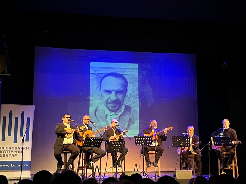 Frano Lasić sa „Kolurima“ oduševio Leskovačne, vodeći ih kroz nostalgično putovanje dalamtinskih pesama