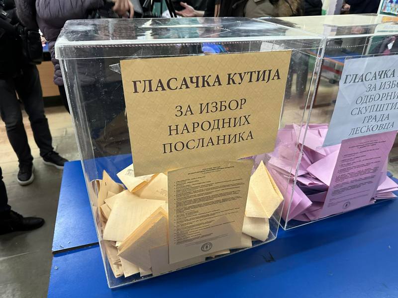 CeSID: Na biračkom mestu 187 Leskovac članovi biračkog odbora ubacivali dodatne listiće u glasačku kutiju