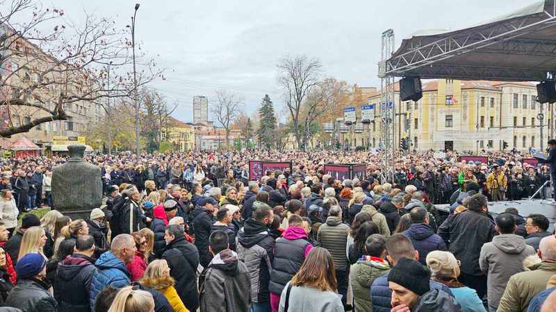 Više hiljada ljudi na tribini ProGlasa u Nišu, organizatori kažu da je najveća do sada i da se 17.decembra skida omča oko vrata (video-foto)
