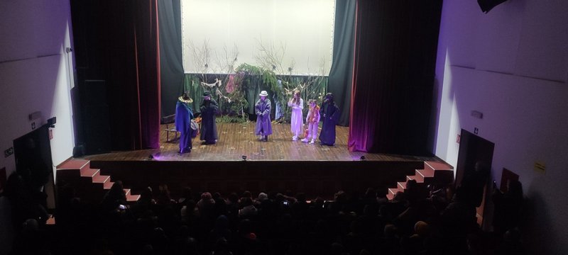 Deca, glumci amateri, odigrali predstavu „Bajka o čarobnom sviraču“ u Kulturnom centru Medveđe