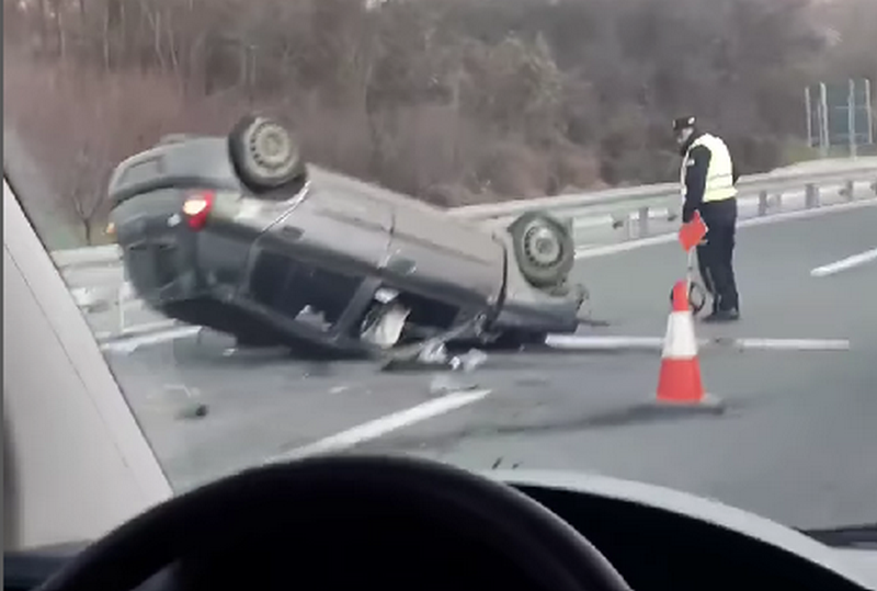 Nezgoda na auto-putu, vozilo prevrnuto a povređena prevezena u KC Niš