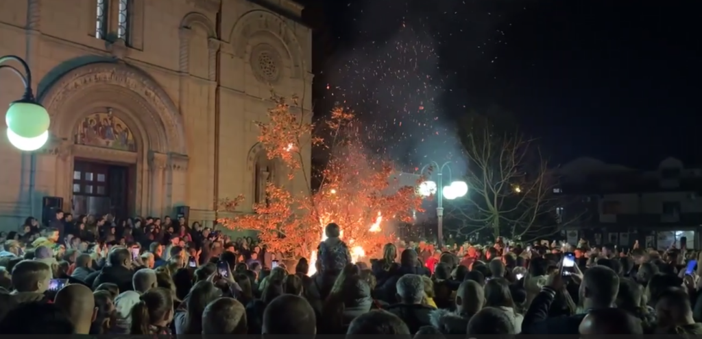 Brojni građani i ove godine na paljenje badnjaka ispred crkve u Leskovcu
