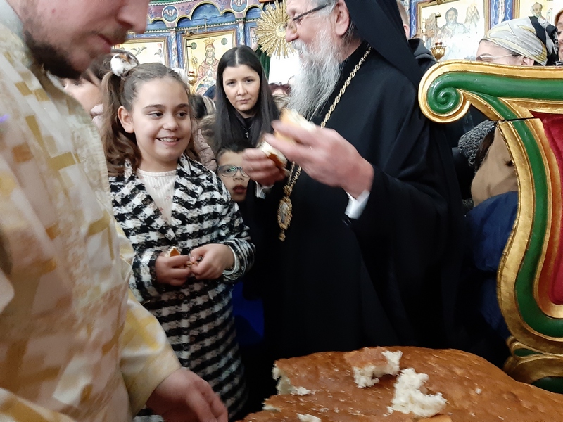 Proslavljen Božić u hramu Svete Trojice u Vranju, mala Anastasija prva izvukla novčić iz česnice