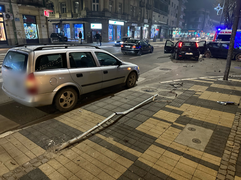 Udario u dva automobila i oborio znak u centru Leskovca
