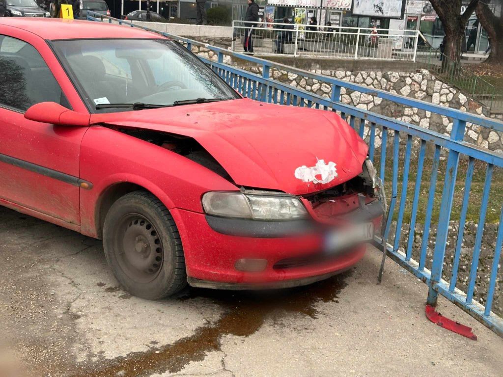 Udario u automobil u centru Leskovca, rotirao se pa završio u ogradu na mostu
