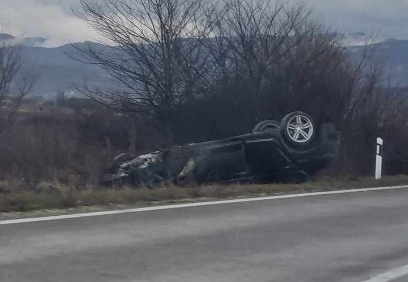 BMW sleteo s puta kod Leskovca, dve osobe povređene