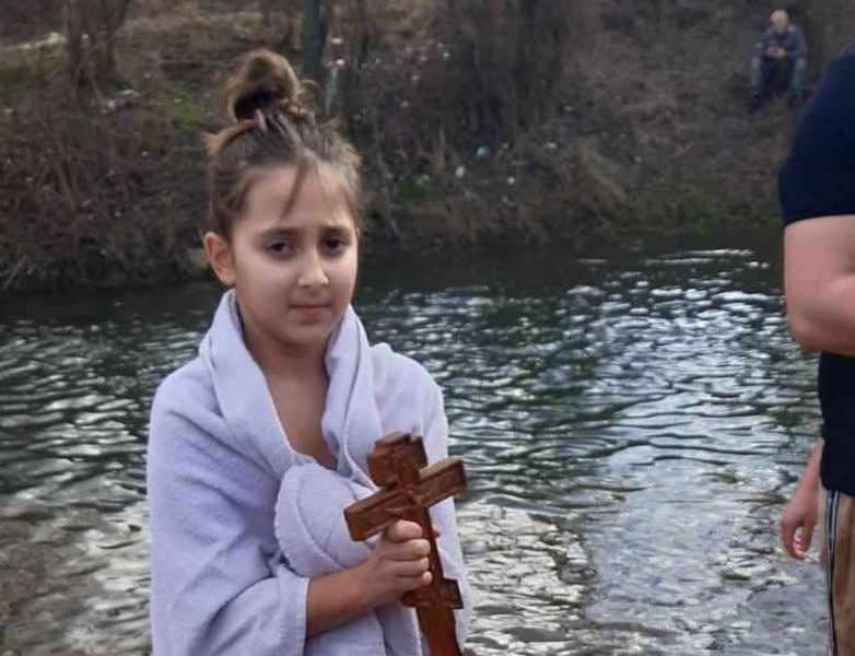 Jovana Arsić (10) pobednica na najmasovnijem plivanju za časni krst u Leskovcu (video)