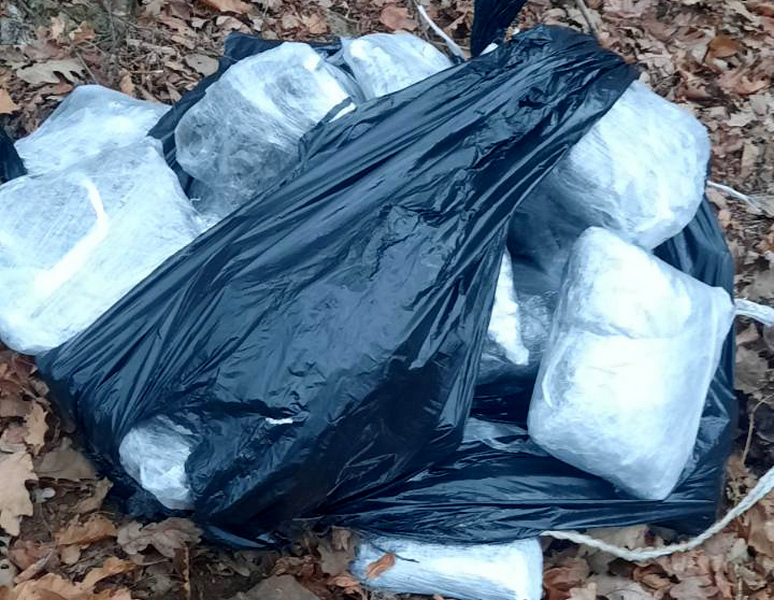 Bežeči od policije iz automobila izbacili 45 paketa sa više od 24 kilograma marihiuane