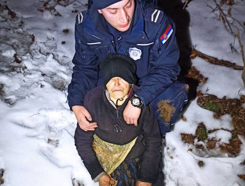 Promrzlu i povređenu baku pronašli policajci, nosili je dva kilometra do kuće
