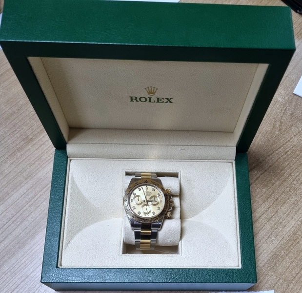 Zaplenjena velika količina satova “Rolex” i nakita marke “Swarovski”