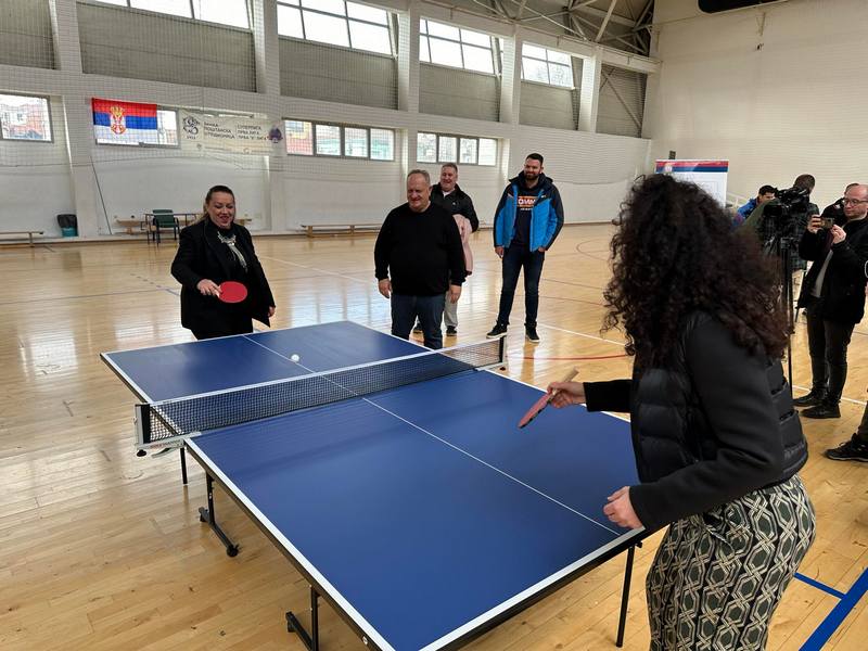 Jedanaest srednjih škola u Leskovcu dobilo stolove za stoni tenis vredne 350 hiljada dinara