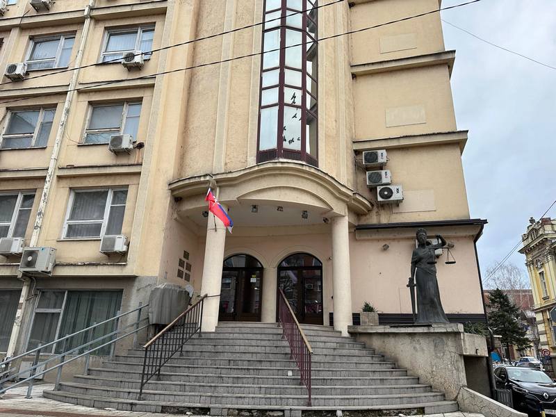 Pretio advokatici, pa je potom vređao na Fejbuku