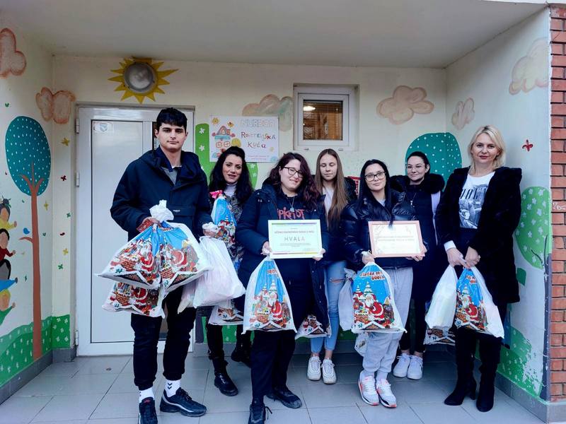 Učenici Ekonomske škole poklonili paketiće udruženju „Nurdor“ i „Dar za dečiji osmeh“