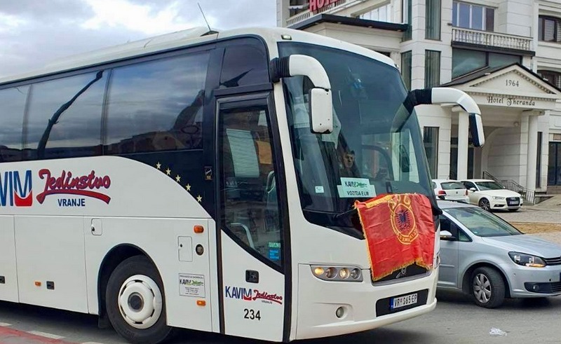 Albanac okačio zastavu OVK  na autobus u centru Prizrena, napao sveštenika