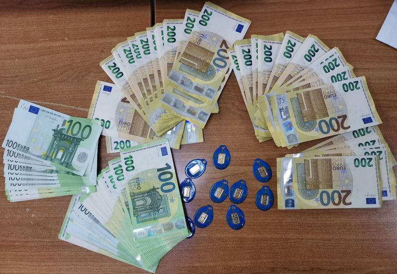 U džepovima jakne krio 40.000 evra i 10 zlatnih pločica