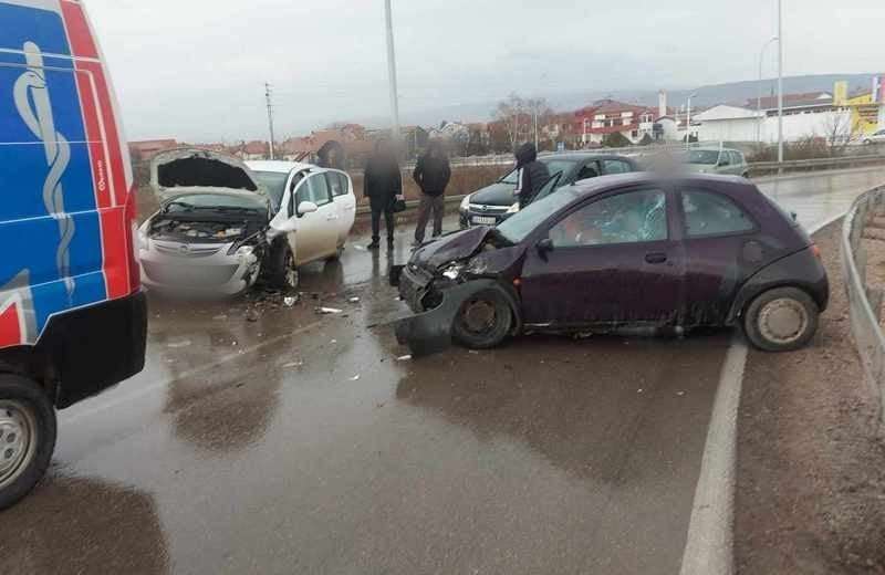 U saobraćajnoj nesreći na nadvožnjaku kod Bobišta ima povređenih