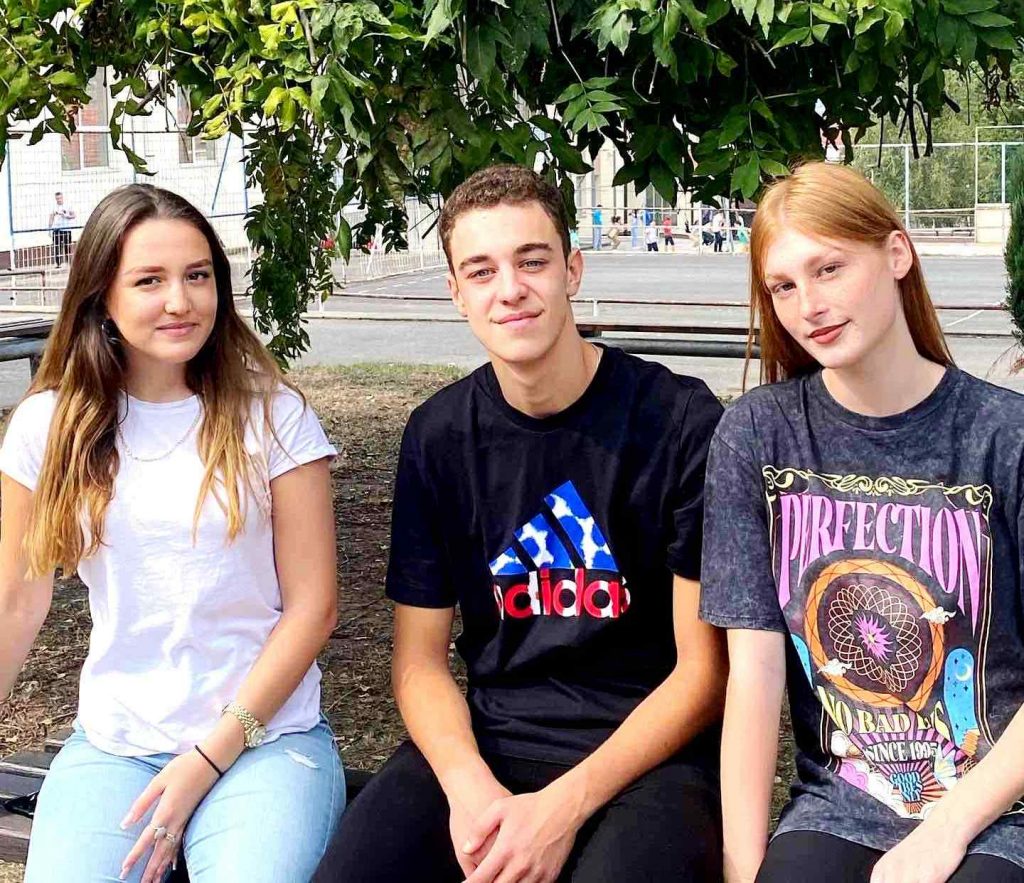 Vlasotinački gimnazijalci podržali akciju prikupljanja pomoći za porodicu Stefanović iz Donjeg Gara