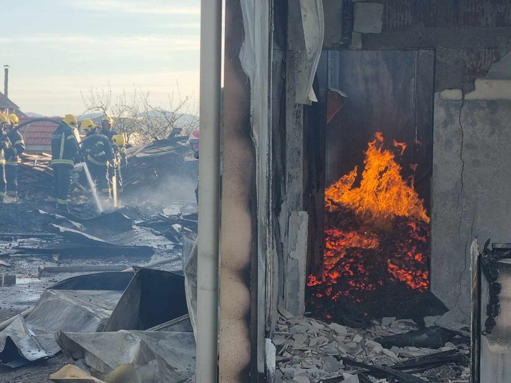 Izgorelo skladište u Gornjem Stopanju kod Leskovca sa 200 kubika građe, požar se još gasi