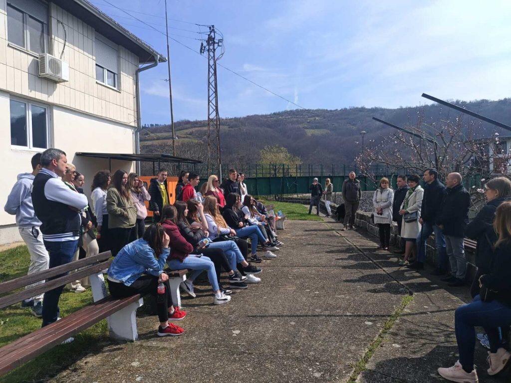 Školarci iz Leskovca obišli akumulaciju Barje na Svetski dan vode