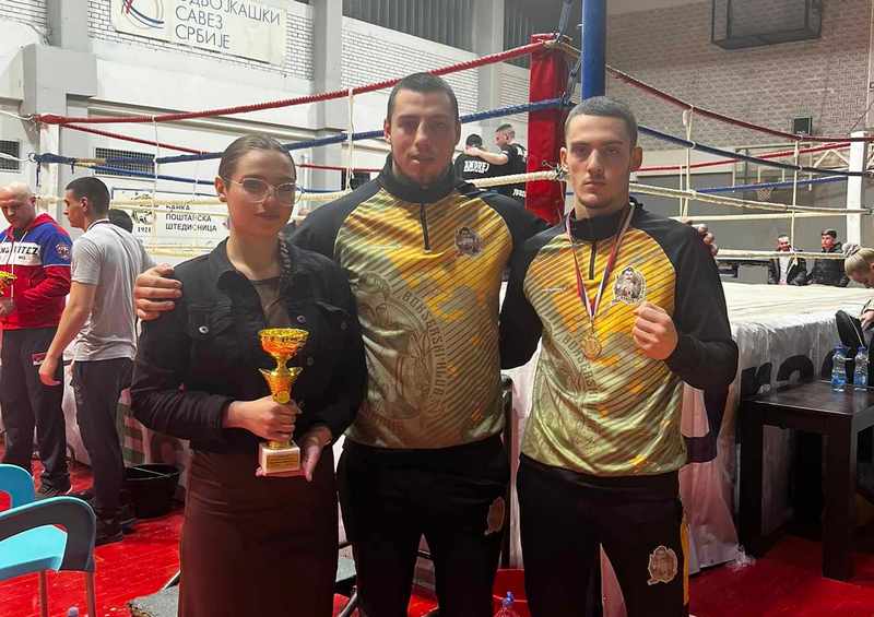 Bokseri kluba “Manča” osvojili dve zlatne, jednu srebrnu medalju i pehar na takmičenju u Leskovcu