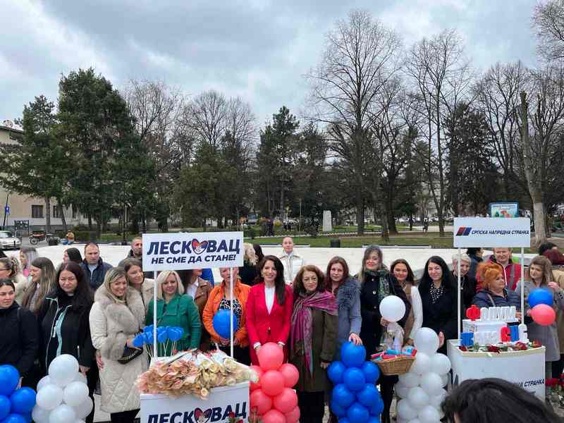 Forum žena SNS-a delio ruže u znak 8. marta na Gradskom trgu u Leskovcu