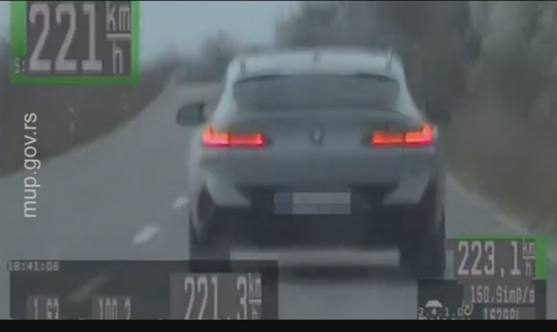 Vozila BMW brzinom od 221 kilometara na čas na delu puta gde je ograničenje 80 (video)