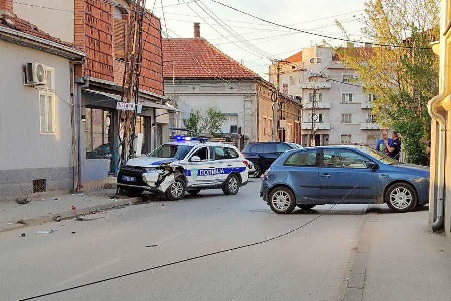 Stravičan sudar policijskog i civilnog vozila u Leskovcu