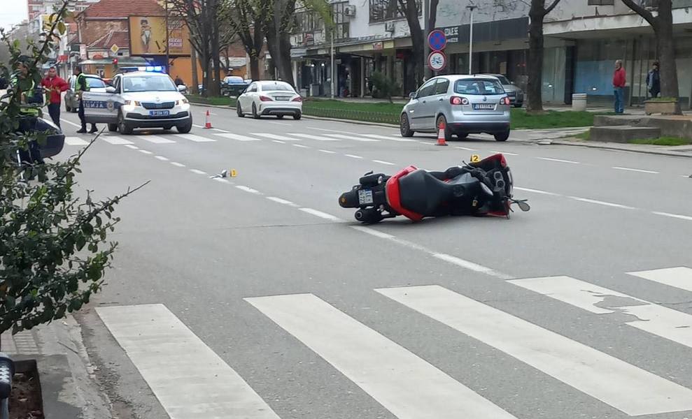 Vozač motora povređen u centru Leskovca