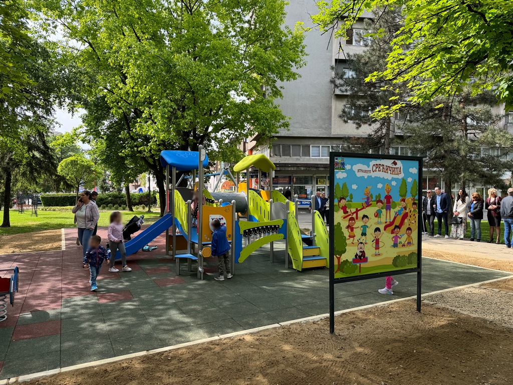 Otvoreno dečije igralište „Srećičica“ u centru Leskovca, gradonačelnik najavio i uređenje staza