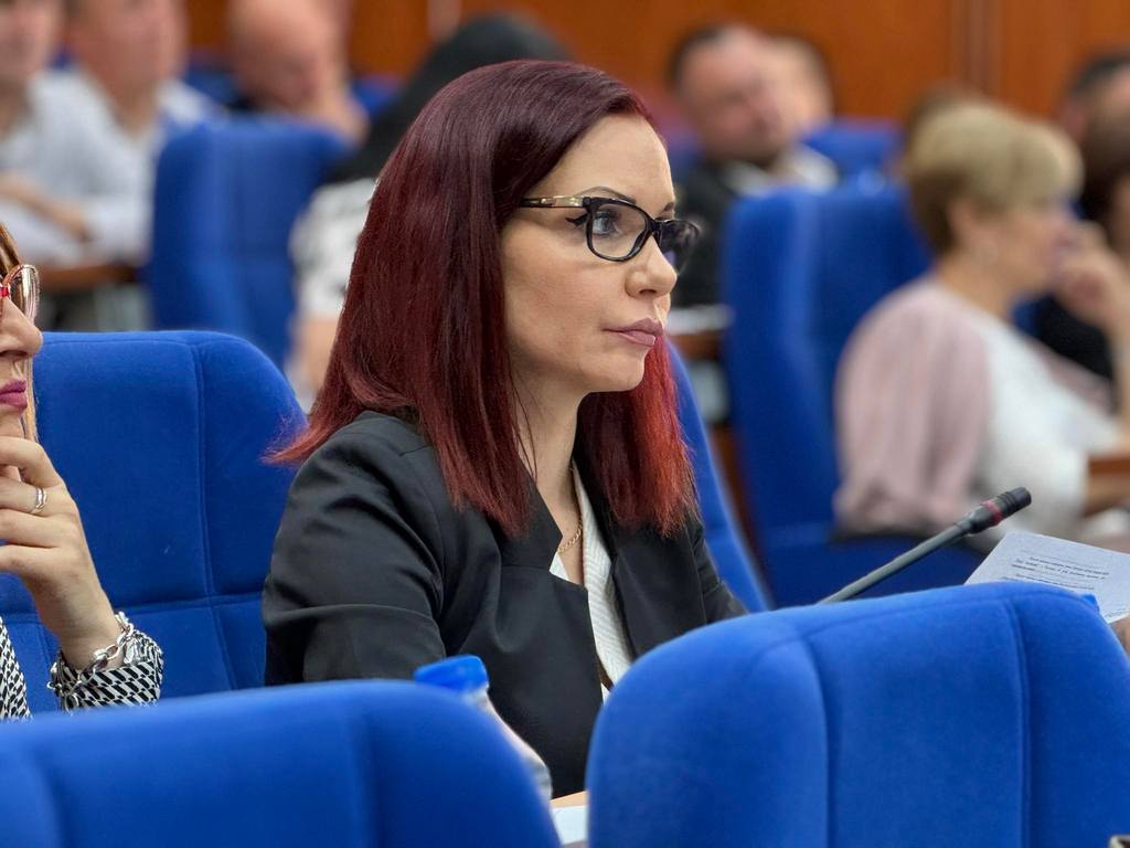 Jelena Spirić (SSP):Ministri na žurkama od 2 miliona, predsednik u patikama od 1000 evra, a radnici “Jure” u protestu zbog hrane