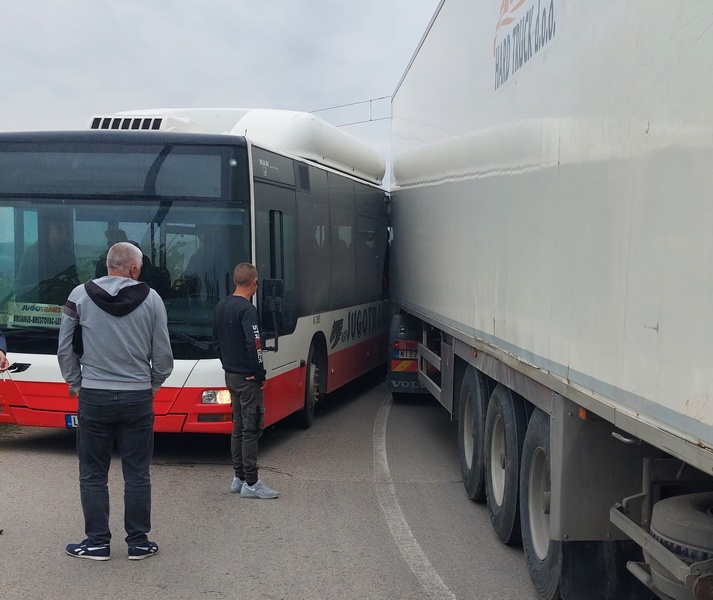 Sudar autobusa i kamiona kod pružnog prelaza Lipovica-Čekmin