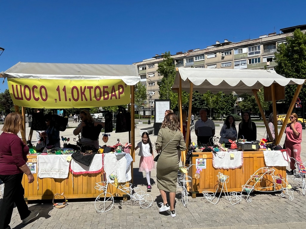 Učenici ŠOSO „11. oktobar“ na humanitarnoj izložbi prodaju Vaskršnje ukrase na Gradskom  trgu u Leskovcu