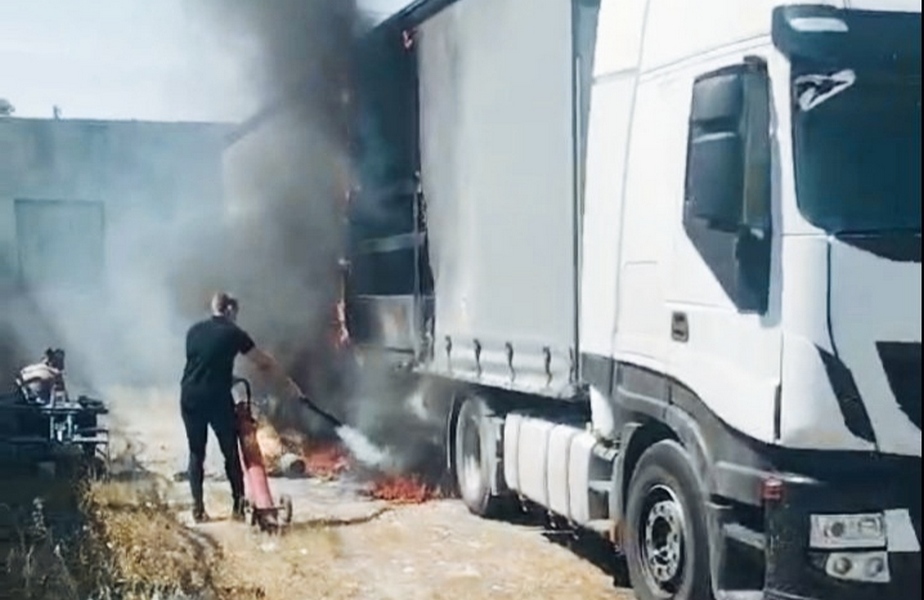 Eksplozija u kamionu na parkingu u Kumarevu kod Leskovca, vozač zadobio velike opekotine (video)