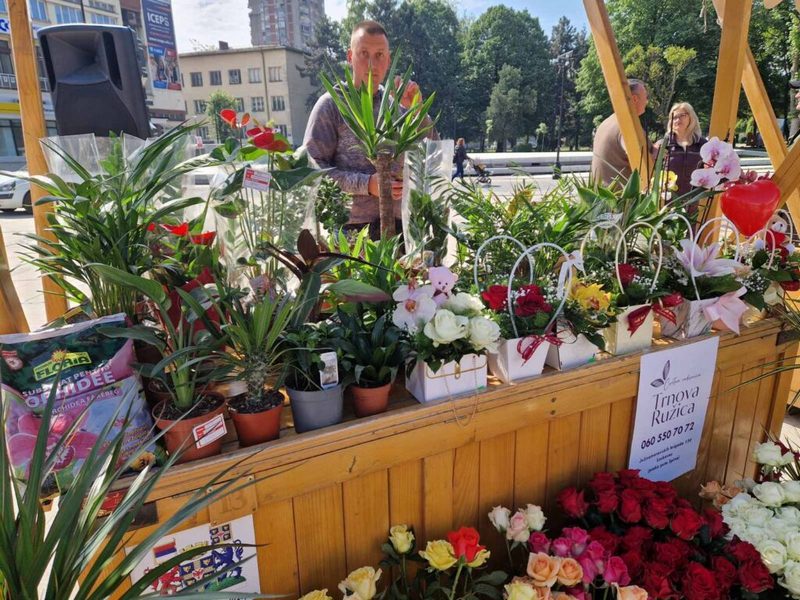 Na Gradskom trgu u Leskovcu održan Sajam meda i cveća