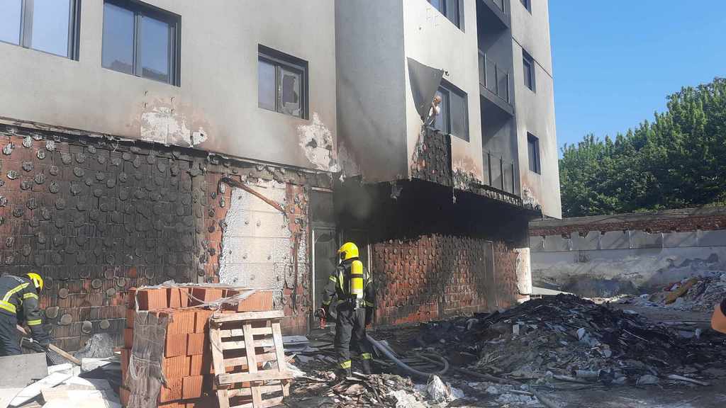 Požar u centru Leskovca zahvatio stambenu zgradu