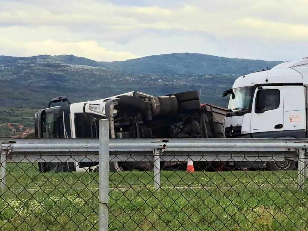 Prevrnuo se kamion na auto-putu kod Leskovca, nepoznato da li ima povređenih