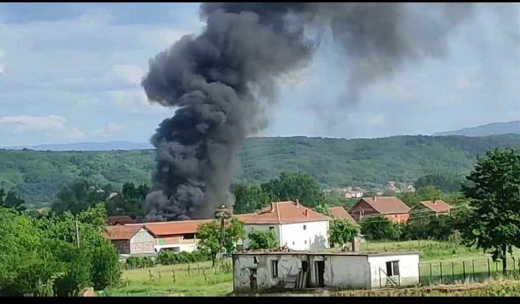 Izgoreo deo zanatske radnje u Donjoj Jajni kod Leskovca (video)